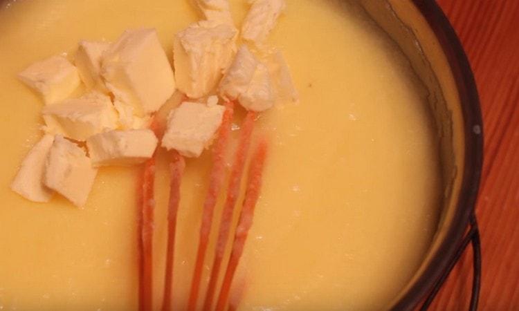 In einer fast fertigen Creme die in Stücke geschnittene Butter hinzufügen.