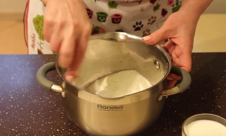 Mischen Sie Zucker und Mehl in einem Topf.