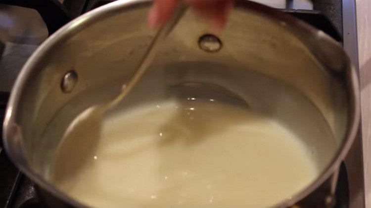 Mettiamo la base di crema pasticcera sul fornello e cuociamo fino a quando non si addensa.