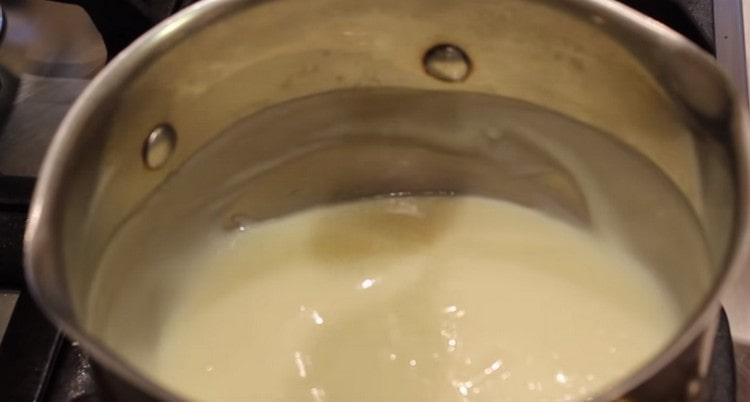 Rimuovere la base di crema pasticcera per la crema dalla stufa e lasciarla raffreddare completamente.