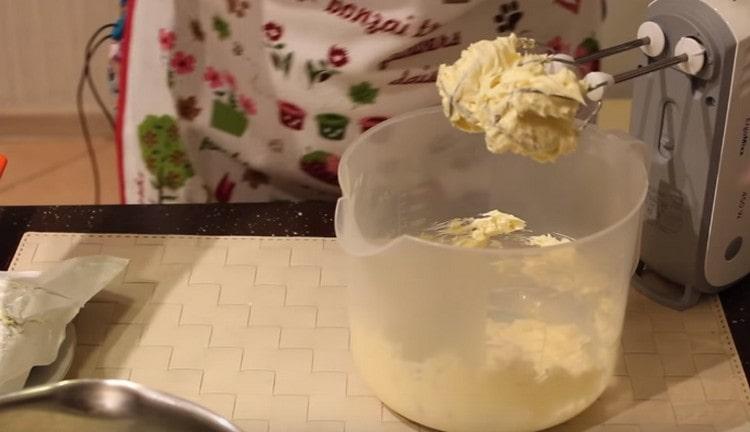 Die weiche Butter mit einem Mixer schlagen.
