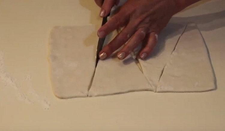 Нарежете навитото тесто на триъгълници.