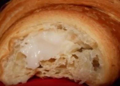 Ang homemade cream puff pastry croissants na may pagpuno ng cream nang walang nakakapinsalang additives