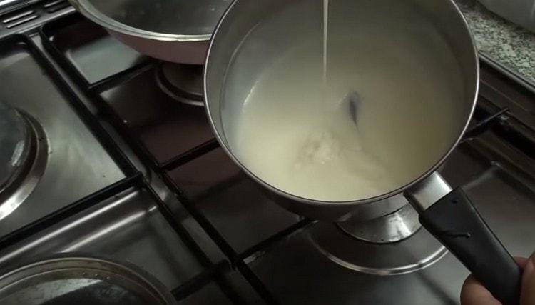 Eine einfache Vanillesoße kochen.