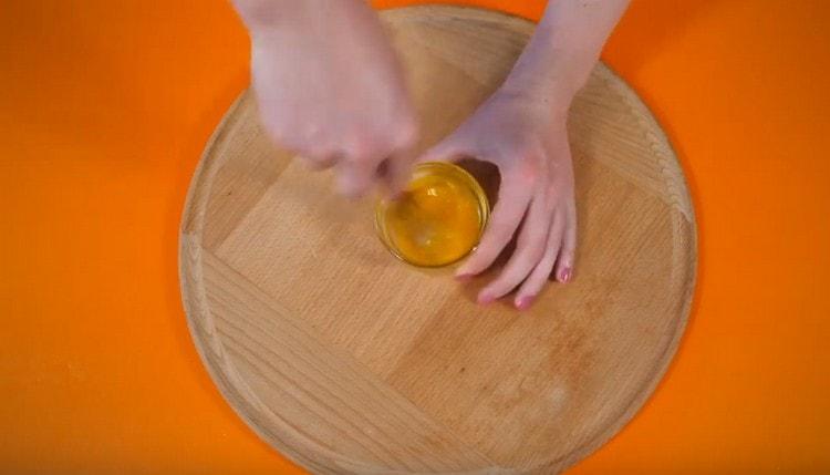 Sbattere il giallo con una forchetta con un pizzico di sale.
