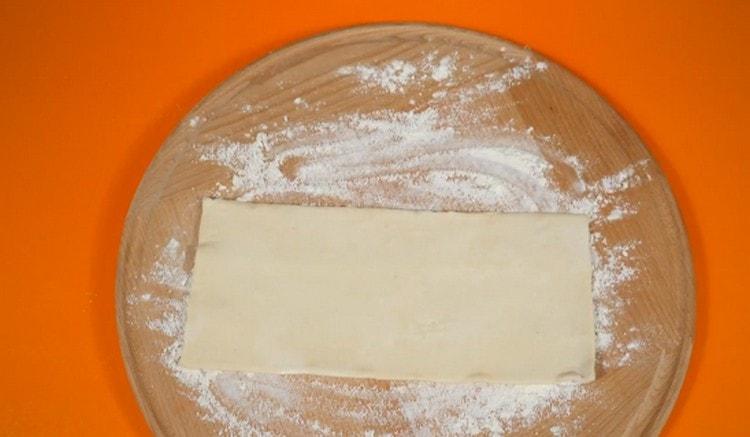Collocare la pasta sfoglia scongelata su una superficie spolverata di farina.