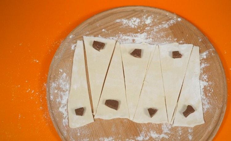Βάλτε ένα κομμάτι σοκολάτας στο ευρύ μέρος του κάθε τριγώνου.