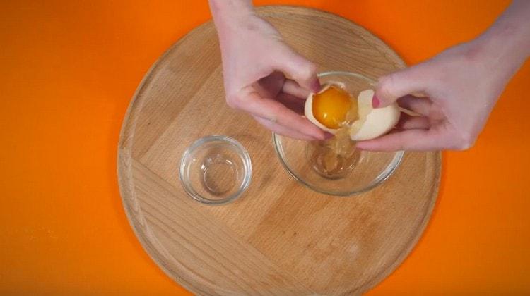 Válassza le a tojássárgáját a fehérjétől.