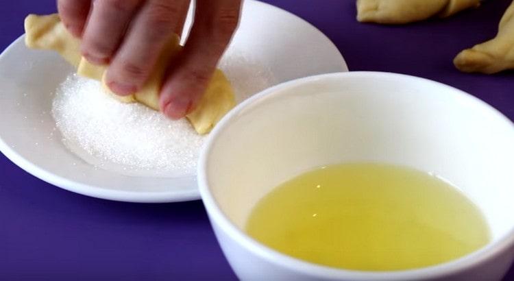 Jokainen croissantti kastetaan munista jäljellä olevaan proteiiniin ja sitten sokeriin.