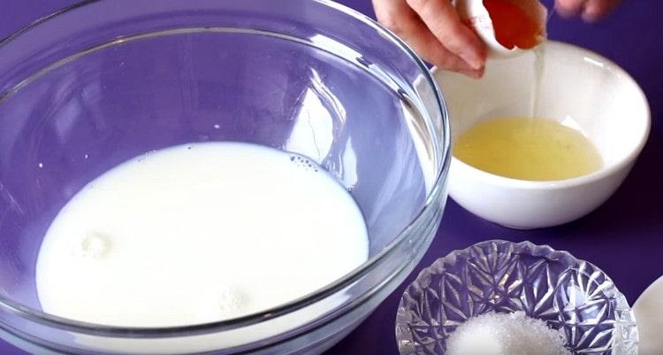 Melegítjük a tejet, ossza meg a tojásokat fehérjékre és tojássárgájára.