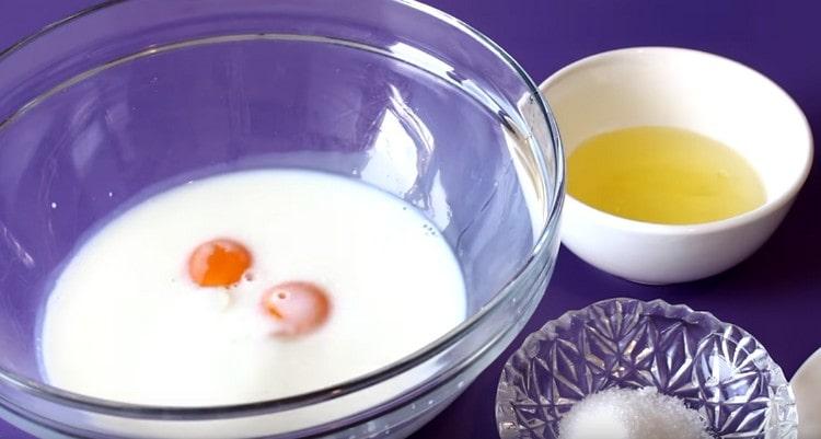 Į šiltą pieną supilkite kiaušinių trynius.