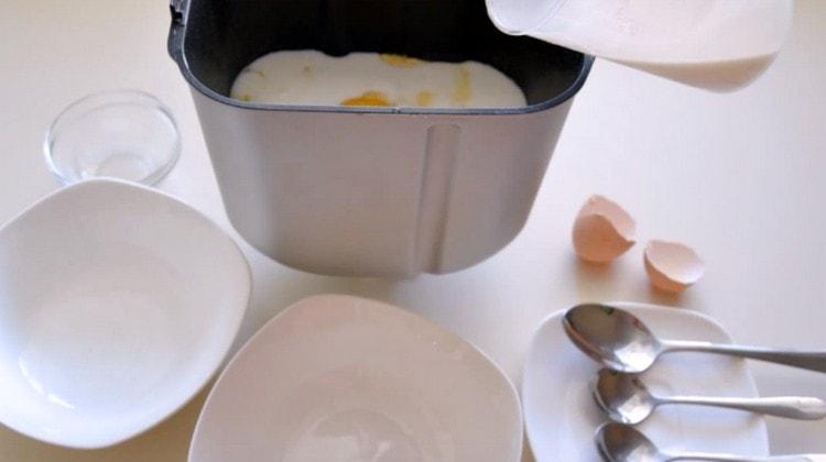Zavádíme vejce a kefír do suchých složek.