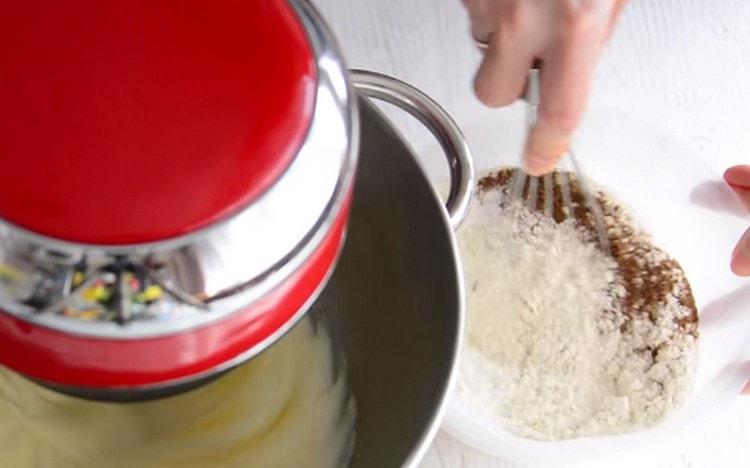 Mescolare la farina con il lievito e le spezie aromatiche.