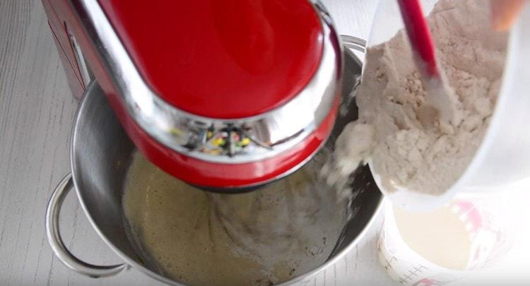 Алтернативно добавете сметана и брашно към яйчената маса, разбивайки я.