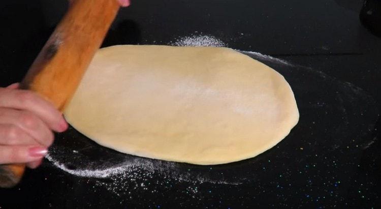 A tészta minden részét vékonyan gördítse le.