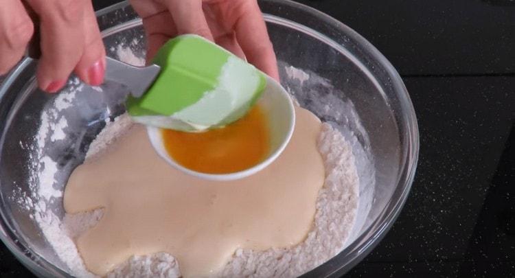 Разпределяме маята и яйчената маса в брашното, добавяме портокаловия сок.