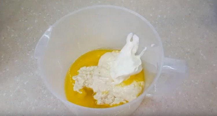 Do páry přidejte rozpuštěné a chlazené máslo a zakysanou smetanu.