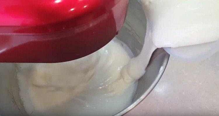 Po smíchání se zakysanou smetanou a máslem se těsto zavede do vaječné hmoty, aniž by se zastavilo mlácení.