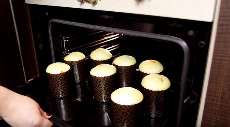 Wanneer de taarten rijzen, sturen we de pan met hen in de oven.