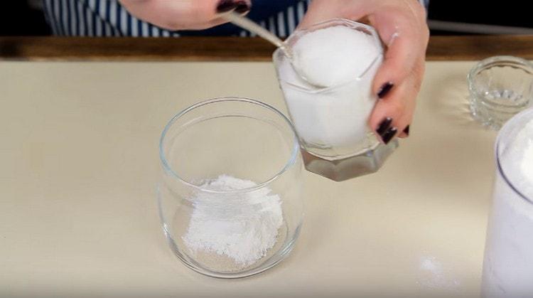 Ανακατέψτε την ξηρή μαγιά, τη ζάχαρη και το αλεύρι σε ένα μικρό δοχείο.