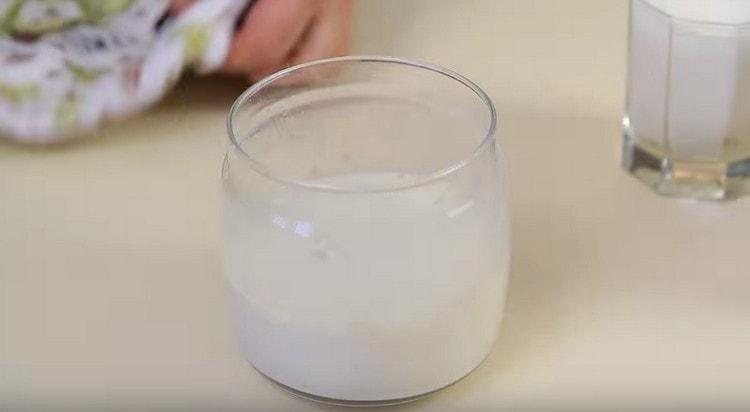 Aggiungi il latte caldo, mescola e lascia l'impasto in un luogo caldo.