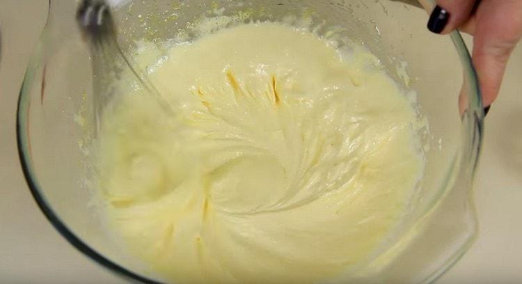 Vatkaa munankeltuaiset sokerilla sekoittimella.