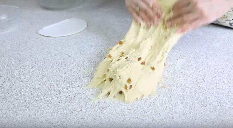 Разбъркайте стафидите в тестото.