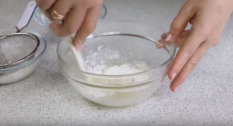 За да приготвите глазурата, намачкайте яйчния белтък с пудра захар с няколко капки лимонов сок.