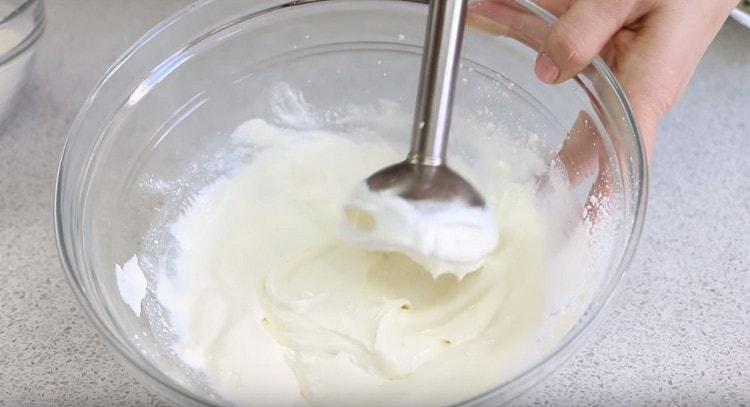 تقطع الجبن المنزلية مع الخلاط اليدوي مع الحليب حتى تصبح ناعمة.