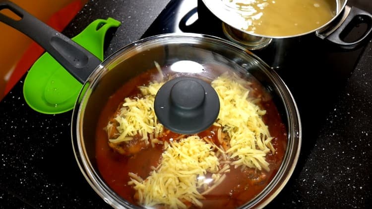 Καλύπτουμε το τηγάνι με ένα καπάκι έτσι ώστε το τυρί να λιώσει.