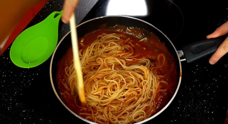 Spaghetti in der Sauce verteilen, mischen.
