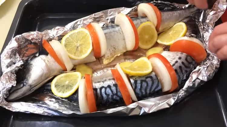 Oven-lutong mackerel sa malutong na patatas na palara