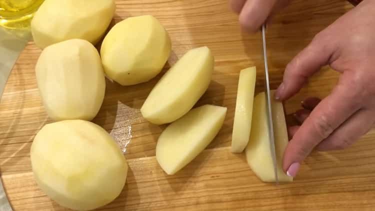 اقطع البطاطس للطهي