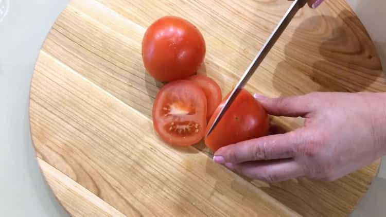 Pjaustykite pomidorus virimui