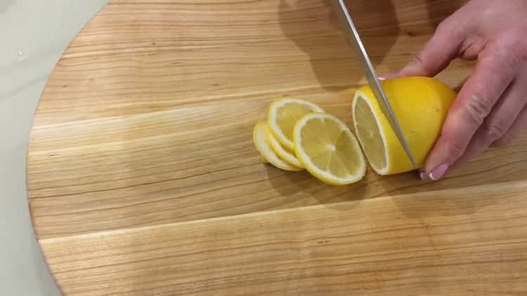 Για να κάνετε το σκουμπρί, φέτα λεμόνια