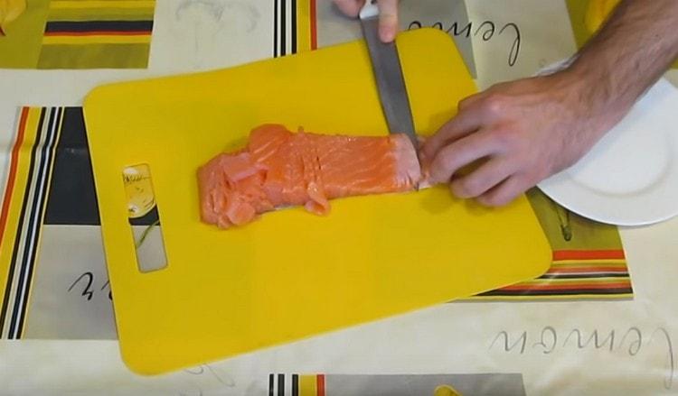 Tagliare delicatamente il filetto di salmone dalla pelle, se presente.