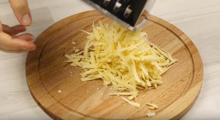 Στρώνουμε το τυρί.
