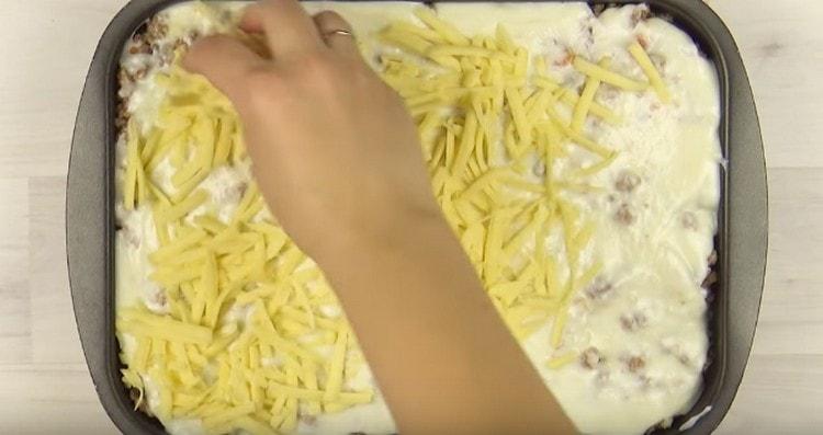 Levitä jäljellä oleva kastike jauhelihan päälle, ripottele malja juustoa ja lähetä se uuniin.