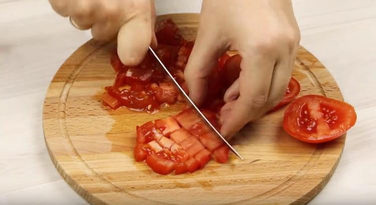 قطع الطماطم إلى مكعبات صغيرة.
