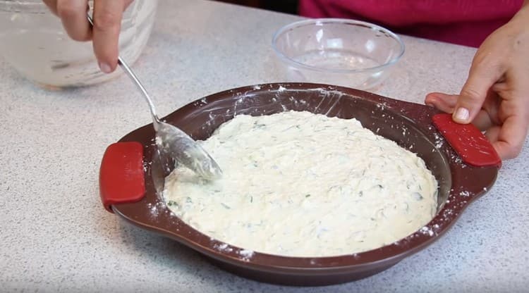 За да изпечете мързеливи качапури във фурната, сложете тестото в намазнена и поръсена с брашно форма.