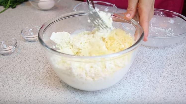 Tvaroh, sýr a sýr feta rozložíme do misky s kefírem.