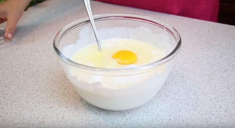 Προσθέτετε το αυγό, τη σόδα, το αλάτι στη μάζα του τυριού του κεφίρ.