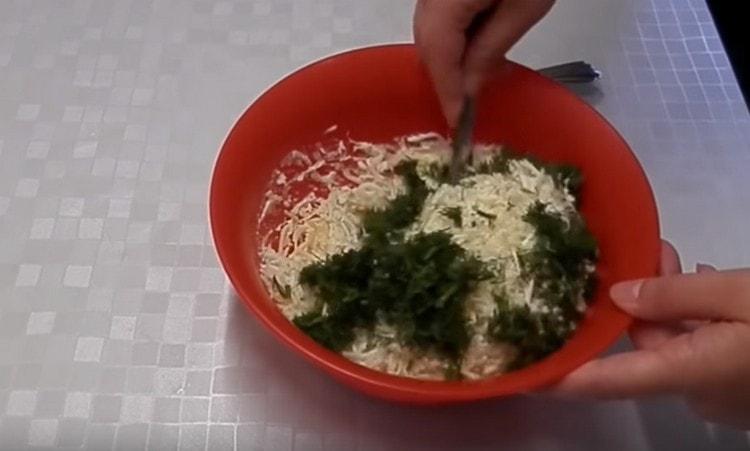 След това добавете настърганото сирене и нарязаната зелена.