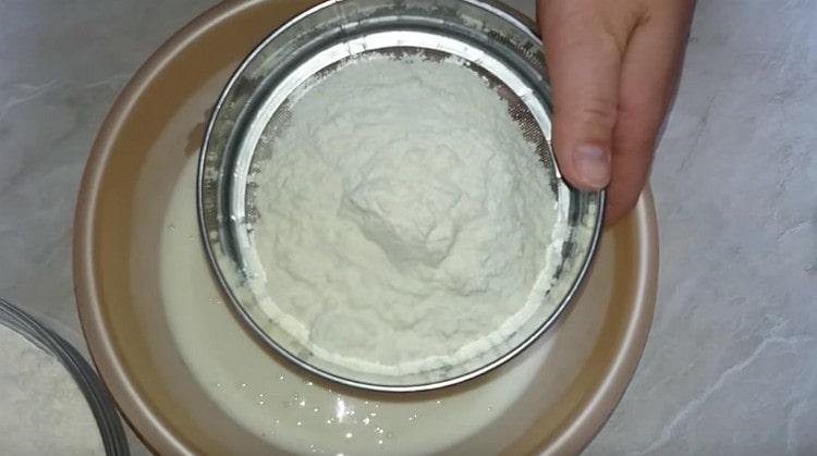 Пресейте брашно в течните компоненти.