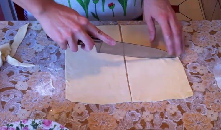 Слоят тесто се нарязва на 4 квадрата.