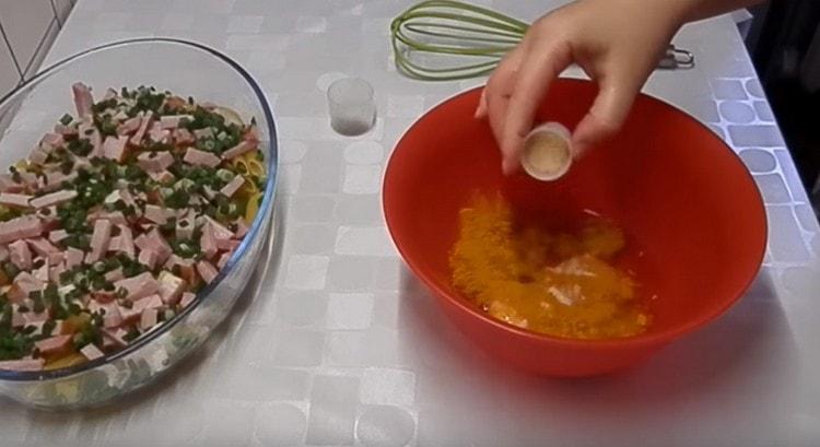Разбиваме яйцата в купа, добавяме сол и подправки.