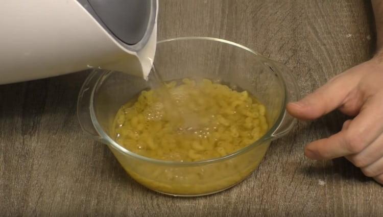 Versare la pasta con acqua bollente.