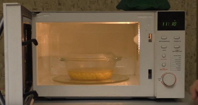 Ilagay ang lalagyan na may pasta sa microwave.
