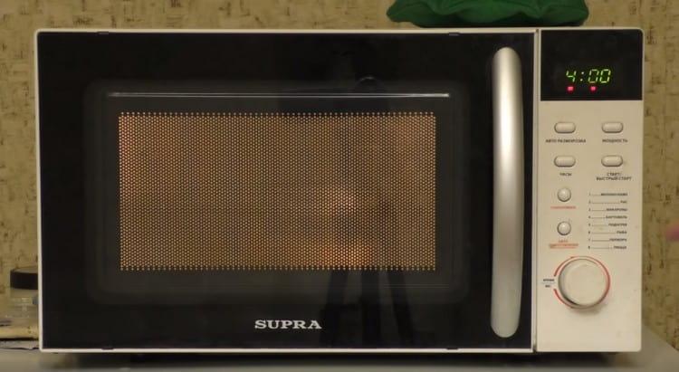 I-on ang microwave para sa 4 na minuto sa maximum na lakas.