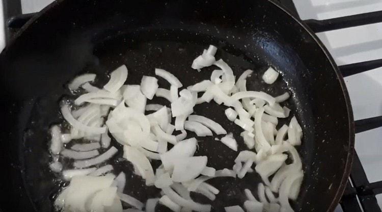 Κόβουμε τα κρεμμύδια και τηγανίζουμε σε μια κατσαρόλα.